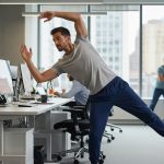 Ejercicios para pausas activas en la oficina para mejorar bienestar
