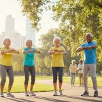 Ejercicio recomendado después de los 60 años: caminar no basta