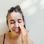 Cuidado de piel: uso del bloqueador y más métodos de protección / Getty Images