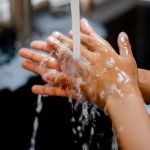 Lavado de manos: por qué para 5 de 10 personas es difícil y mitos / Getty Images